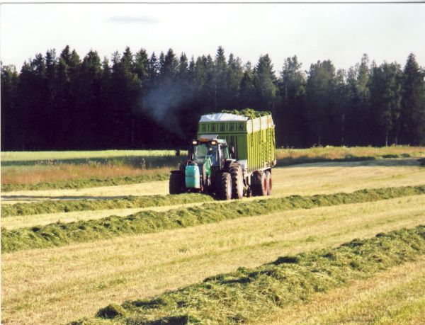 8350 ja Claas 6800
Kesä 2007 ja toista satoa tekemässä. Hieman tupruttelee.
Avainsanat: Valtra 8350 Claas 6800