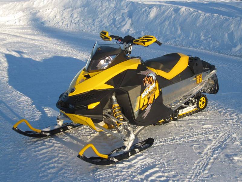 Oma Ski doo MXZ 600 tnt juuri teipattuna
Aina on tehnyt mieli omaa kelkkaa ja juuri MXZ, joten tänä talvena sen sitten ostin. Melkein uuden veroinen mutta reilusti halvempi Ski-doo MXZ 600 tnt vm.2009. Ja pitäähän ampiaisessa olla kelkan mukaiset teipit joten suunnittelin ja teetin itse kelkkaani mieleni mukaiset amppariteippaukset. Tuulilasin taakse laitoin hieman harvinaisemman yksityiskohdan eli MXZ:n pienoismallin joka pysyy vauhdissa mukana kovemmassakin ajossa ja röykytyksessä, testattu on. Kelkkaan löytyy myös irroitettava tuplapenkki, joten rouvakin pääsee halutessaan mukaan.=)
