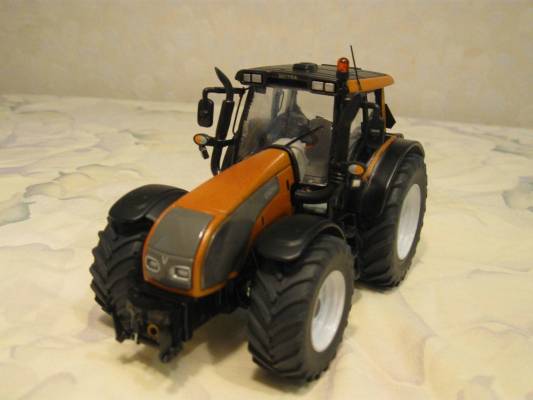 Valtra T191 advance
Siinä olisi hieman muuteltu Sikun Valtra. Eli uusi väri ja muutettu sisältä ja päältä mahdollisimman aidon näköiseksi. Myös etunostolaite tehty itse uusiksi.
