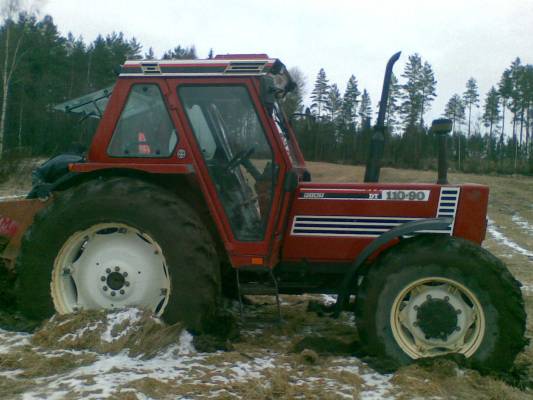 Jumissa!!!
Oltiin pellolla tasottamassa maa kasoja ni lana jäi vähän kiini:S Ei siinä sit auttanu muu kuin ottaa lana irti traktorista ja vetää se pois maa kasan takaant.
