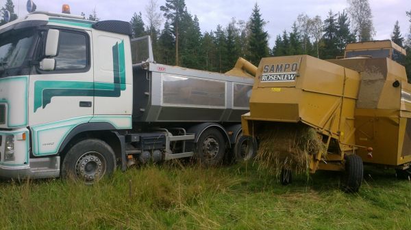 sampo 500 ja volvo fh11
meinaa tuo sampon torven korkeus olla tiukilla kuorma-autolle :D 

Avainsanat: puinnit