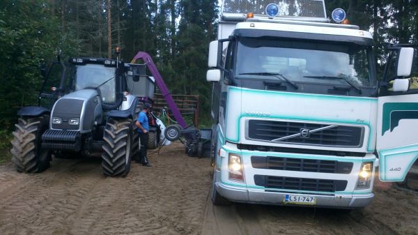 lyttyjyvää tuubiin
volvo fh11, valtra t190
Avainsanat: litistys