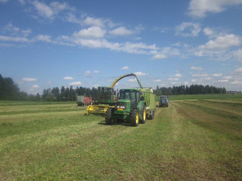 t170 lähti kuorman kanssa ja 6620 tuli alle, tm oottaa vuoroaan ! 
Avainsanat: valtra john deere