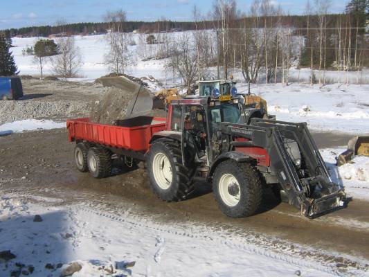 valmet 8450 ja 14 tn maansiirtovaunu..
kalliomurskeenajoa vanhainkoti työmaalta
Avainsanat: maansiirto