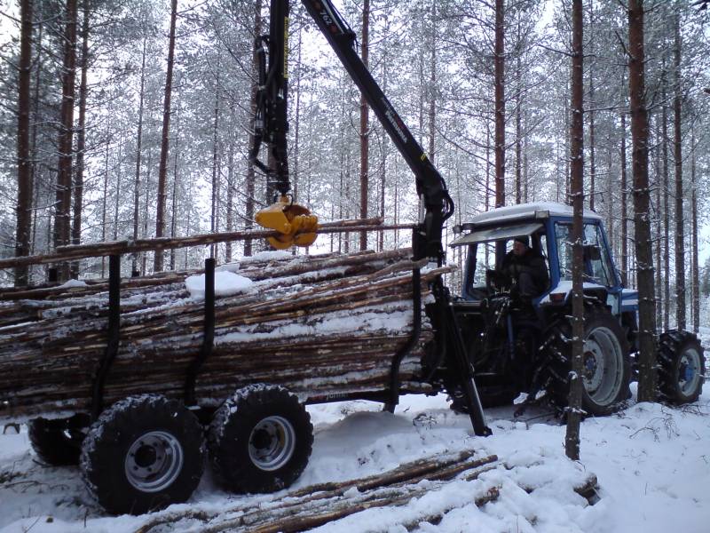 Lordi ja Patruuna 762
Uuden yhdistelmän neitsytmatka mettään. Ensimmäinen kuorma rankoja.
Avainsanat: Ford Patruuna