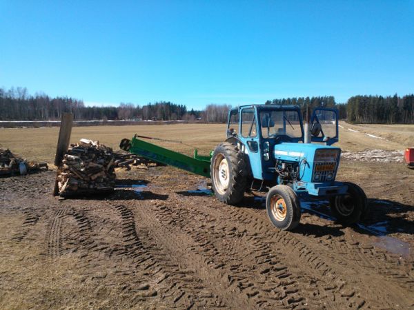 Ford 4000 ja Bilke S3
Vanhus klapi savotalla
Avainsanat: Ford Bilke