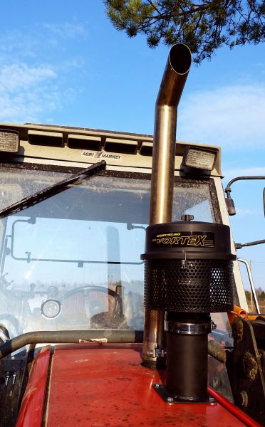 Esipuhdistusta
Alkuperäinen esiputsari alkas ahristamaan turbotuksen takia. Nyt hengittää.
Avainsanat: Massey-Ferguson 399
