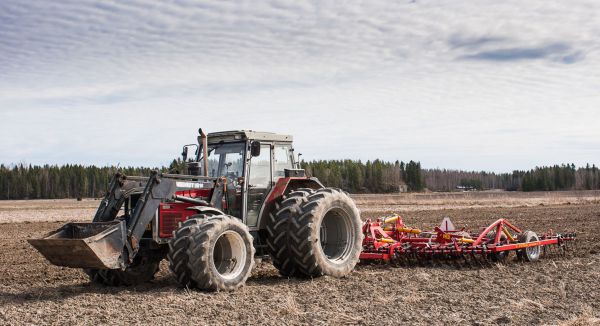 Kylvöjen alku 2016
Ensimmäisellä pellolla äestämässä.
Avainsanat: MF 399 Turbo Potila