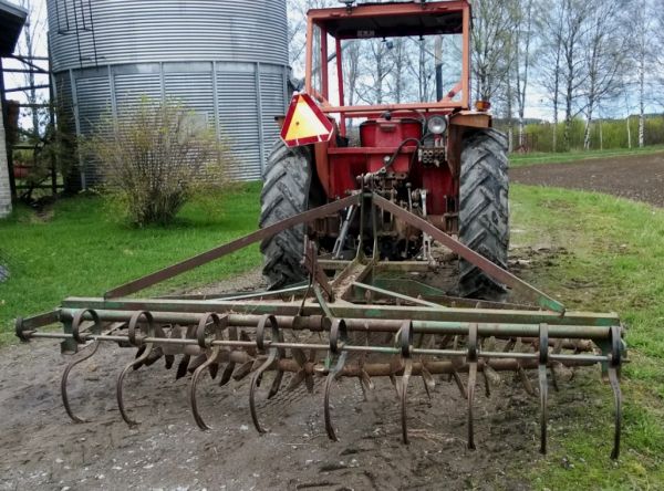 Samaa vuosikertaa
M-F 165 MP -68 ja Kronos 60 -69. Kova pari. 
 Kronos oli tilan ainut äes v. 69-81,  sen jälkeen on ollut aina joku Potila kaverina.
Avainsanat: Massey-Ferguson Kronos