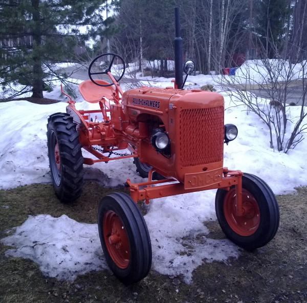 Allis-Chalmers Model B vm. 1954 
Nyt on sitten Kallis-Jalmari saanut eturattaat ja muut roinat ylleen. Jäi parista vaiheesta kuva ottamatta :-)
Avainsanat: Allis-Chalmers Allis