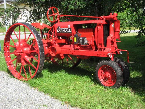 Farmall F 12 vm. 1934
McCormick-Deering Farmall F12
Avainsanat: McCormick Deering Farmall