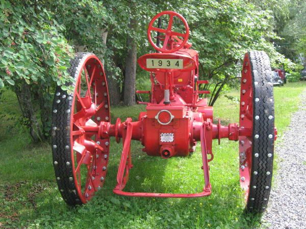 Farmall F 12 vm. 1934
International Harvesterin valmistama McCormick-Deering Farmall F12.
Avainsanat: McCormick Deering Farmall