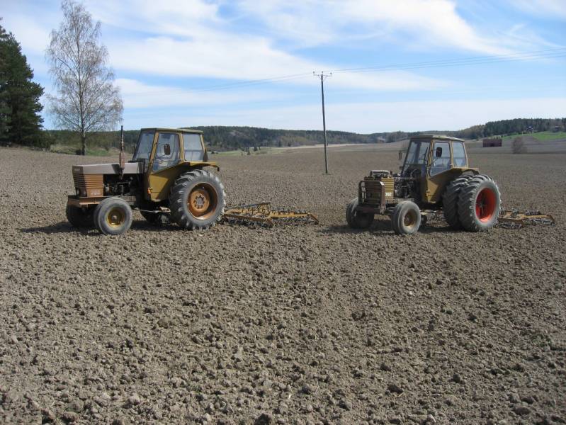 Taloudellista Äestystä ja maa muokkaantuu 10ha kertaallen 1h
2X Valmet 702 ja 2X potila 340. 8 syl 8,4 L 152hv ja äes potila 680 
