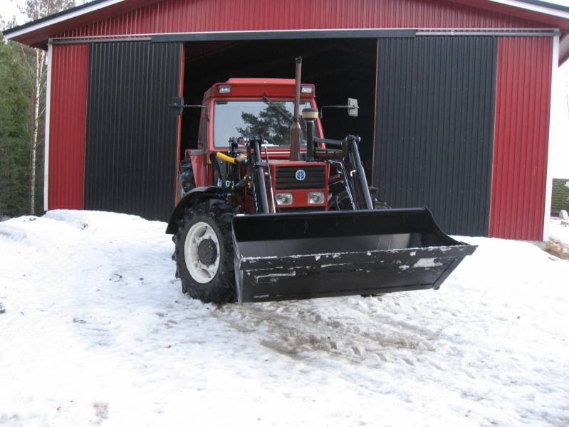 New Holland Fiatagri 100-90
Hommattiin tommone kun (valmeteista ei ole kuormaajakoneeksi) ja pistettii siihe uusi ismen kuormaaja mahtaako hajota valmettimiehen käytössä?
