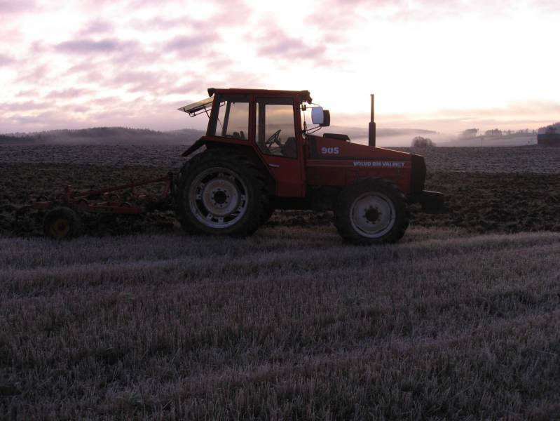 Valmet 905 & Väderstad cultus 13
Hyvin sujui kultivointi kun maa oli sopivasti kohmeessa
