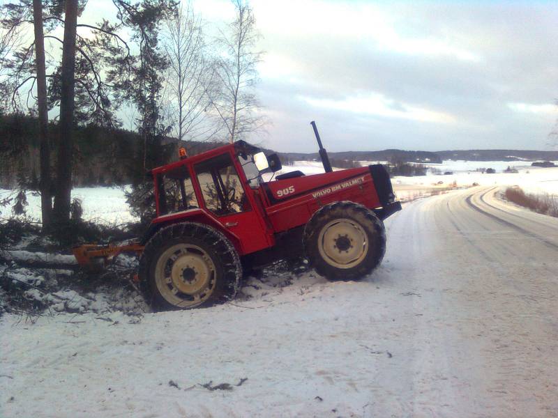 Valmet 905 ja renki
Tuulenkaatoja noukkimassa pois tien reunoilta. Epäröin ensin ajaa ojaan mutta totesin jälkeenpäin että sehän oli vielä pieni oja ku on ketjut päällä ni menee vaikka mistä. Ainoa ongelma oli että ei meinannu saada ovea auki että pääsi kuvaamaan.
