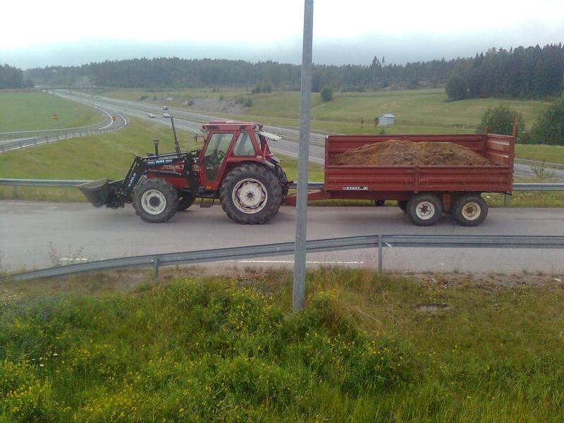 "Hiekan" ajoa Nh Fiatagri 100-90 ja Rysky 11 tn
ihan pirteästi tuokin vetää väännöissä jää kyllä 905 valmetille mutta muuten kyllä pärjää. 
