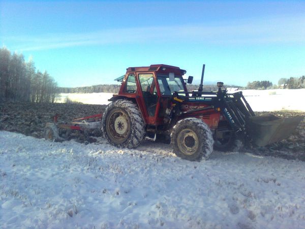 Kultivoimassa NH 100-90 ja väderstad cultus 13
eipä se maa jäätynyt lumen alla yhtään, mutta hyvin meni silti
