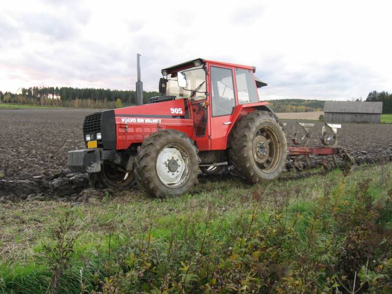 Valmet 905 & Överumin 3 beltiset ja 16 tuuman sääröissä
Hieman kurastui vallu päisteiden kynnössä 
