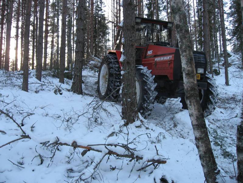 Valmet 905
905 puunajossa ja perässä renki juontokoura 
