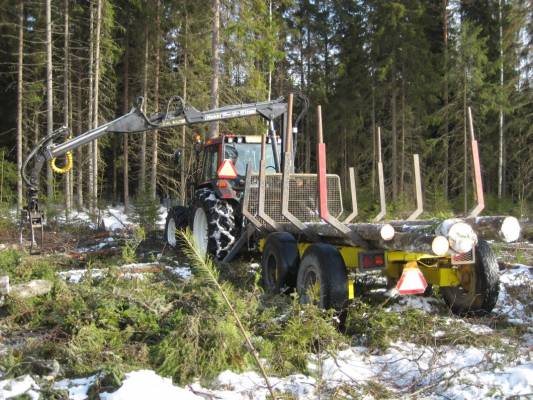 6800 ja metsäkärry 
sahapuitten ajoo..
Avainsanat: 6800 metsäkärry