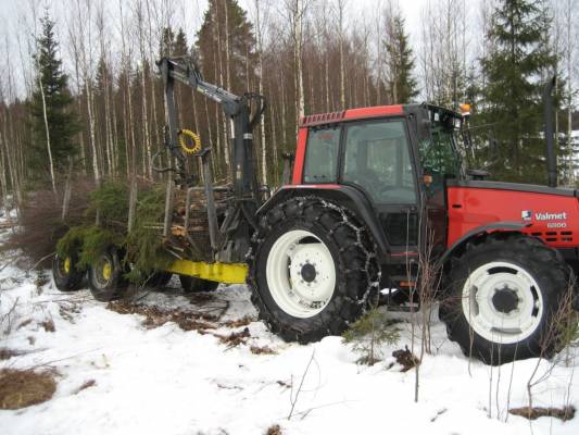 6800 ja mettäkärry
hake rankaa ajelemassa...
Avainsanat: 6800 metsäkärry