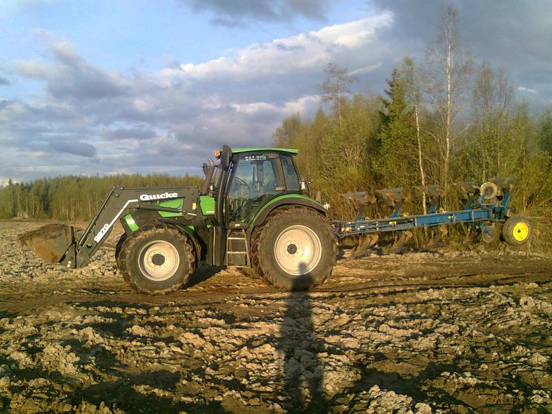 Agrotron 130 ja Överum VFDX590H
kyntöhommissa. pakko ottaa kuvan ku oli nii hienoa ilmaa.
Avainsanat: deutz agrotron överum