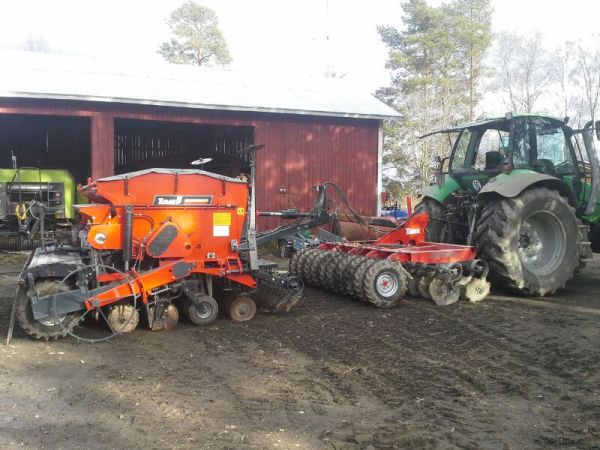 agrimaster
Agrimasterin ja cultipackin yhistäminen. Agrimasterin aisa jatkettu ja siitä tehty joutsenkaulaa. Vielä pitää maalata jatkopalaa, letkuja ja kaapeleita laittaa. Hydrauliikat on tarkoitettu ohjata Ålö electrodriven joystickillä. Yhdistelmä urakoi pohjanmaalla ja keski-pohjanmaalla.
Avainsanat: tume agrimaster cultipack deutz suorakylvö