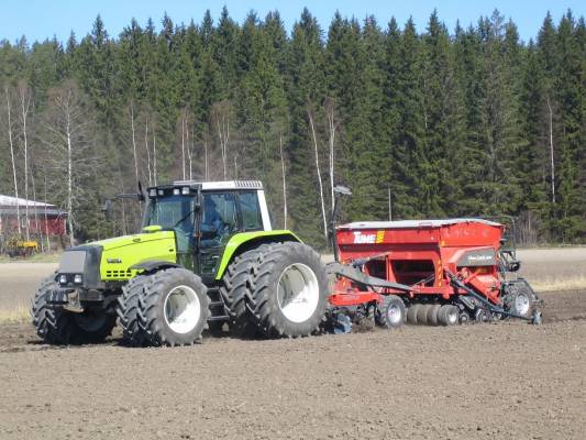 Kylvöjä
Joskus kylvetty Valtrallakin
Avainsanat: Valtra Tume Nova Combi