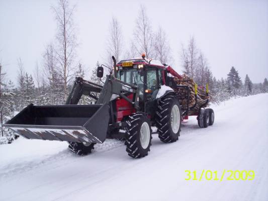 Valtra 900 rankahommissa
Polttopuun ajoa
Avainsanat: Valtra