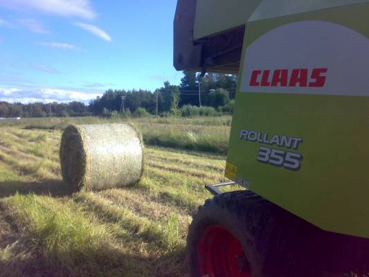 claasin paali
näkyykö ratkaiseva eroa? muuta ku eri kone :)
Avainsanat: claas 355 paali