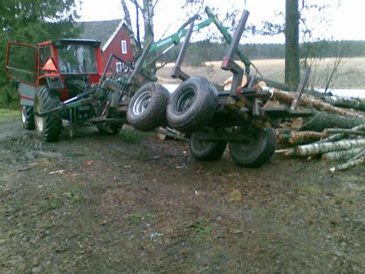 puun ajoa
kärry halus piehtaroida viimesen tukun kanssa kun jalka anto periks
