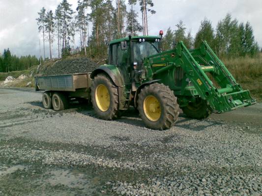 Sepelin ajoa
JD 6920 Taustalla volvo bm l 90
