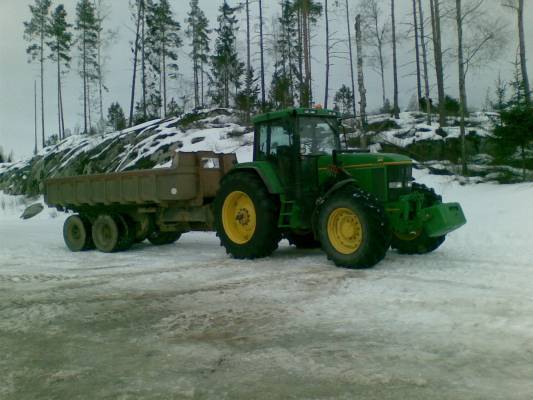 7700 Ilman kuormaajaa ja kärry perässä
