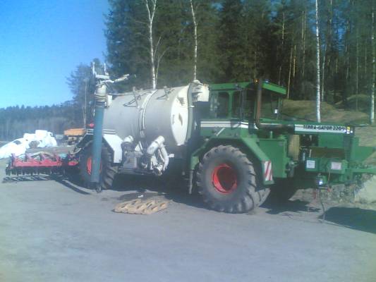 terra-gator
tollanen terra-gator tuli hommattua tanskasta ja tolla pitäisi alkaa urakoimaan ympäri pirkanmaata ja ehkä muuallakin suomessa, perässä on kiekko multain.
Avainsanat: terra-gator