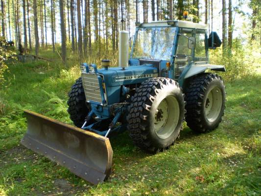 Ford county kesä auringossa
Pesua ja puunausta odotellessa
Avainsanat: ford county 764 vilske traktori 4+4