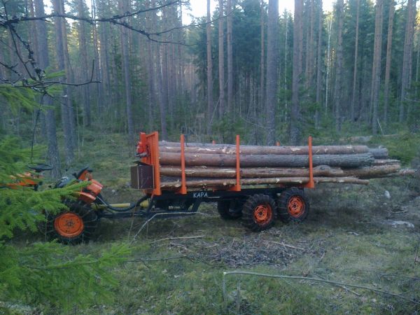 Kubota ja Kapa
Siinä vähän kuorman mallia, oli siinä kyllä aika rankasti jo painoa.
Avainsanat: Kubota Kapa