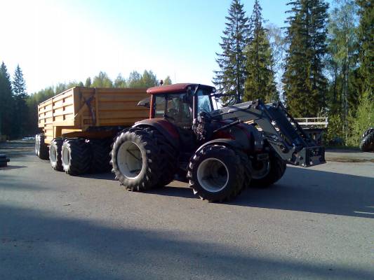 Valtra C150 ja vankurit
Kyl puhtia löytyy tässäkin
