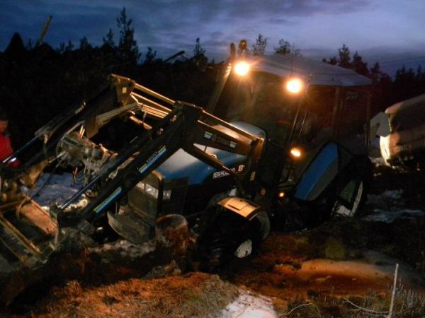 NH uppos
Piti vaan "käydä" vetämäs naapurin veljet, 2 Patrolia ylös nevasta.. meni vähän toisin..
