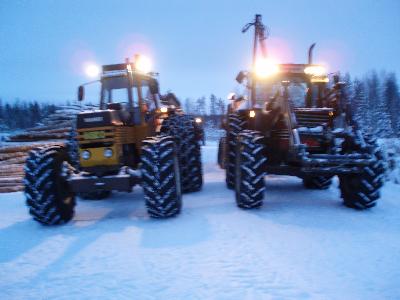 Valmet 1102 ja fiiat 110-90
Koneet puunajossa.
Avainsanat: valmet