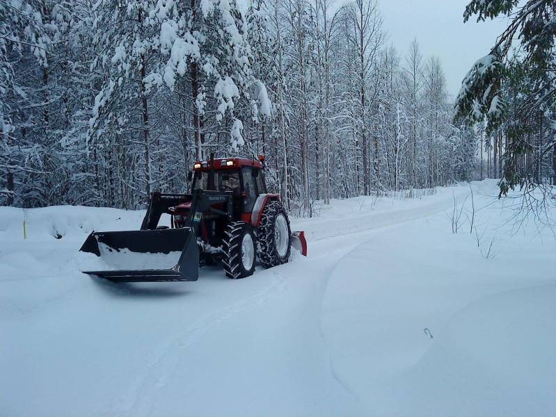 Lunta alkaa olla ja lisää tulee
Case IH 5120 ja AT 240
Avainsanat: case 5120 ala-talkkari