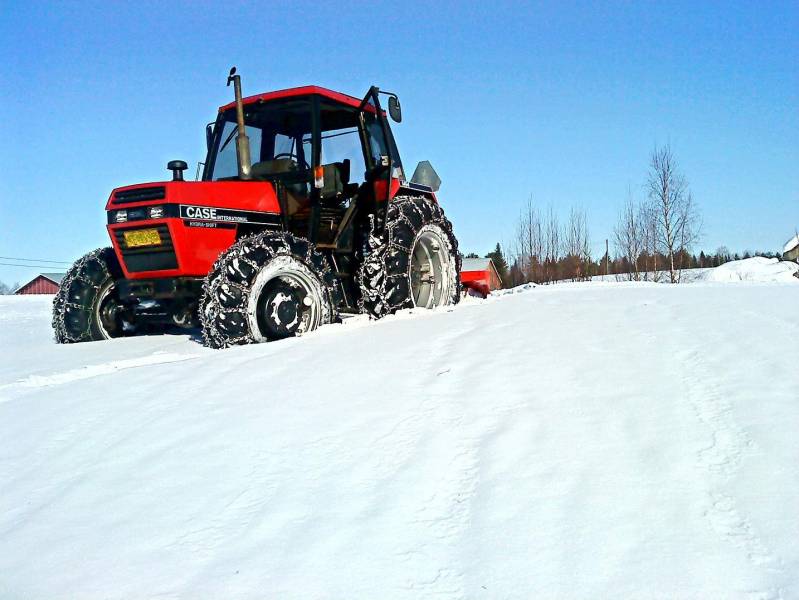 Case 1494 ja AT 240
Pellolle tietä.
Avainsanat: case 1494 linkous