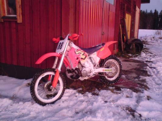 Honda CR 250
Ensilumilla tuli pellolla rälläiltyy
Avainsanat: honda cr 250