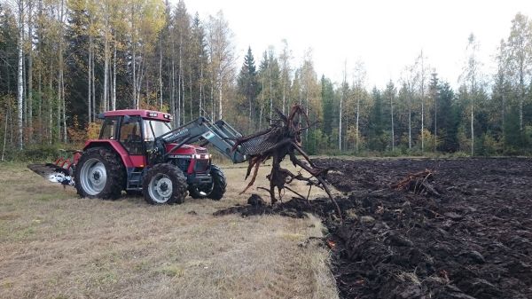 Kyntöä 
Jonkun verran tuommoset kannot haittaa kyntämistä 
Avainsanat: Kyntö case kverneland