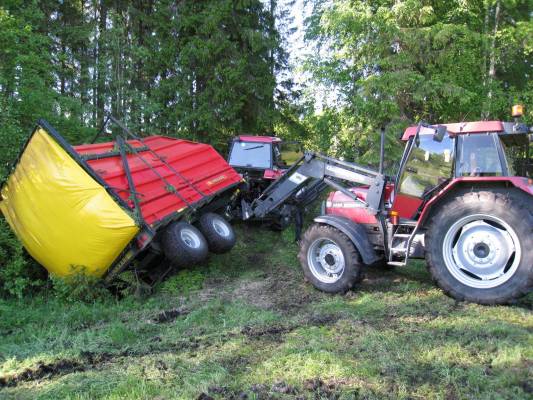 Mäenlaskuu
Casesta loppu pito 
Avainsanat: ojassa junkkari case