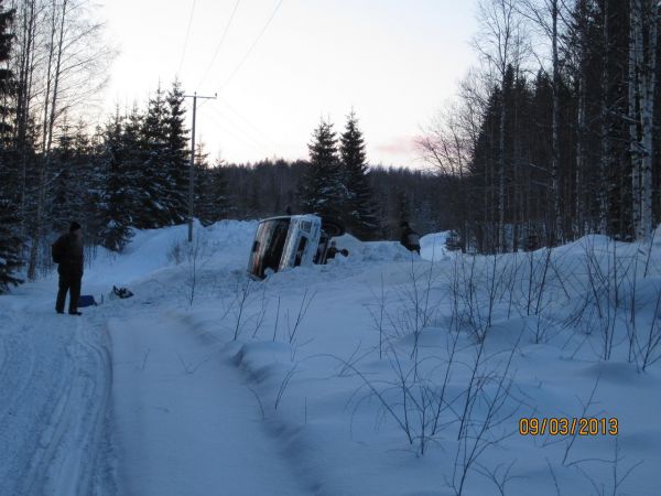 Itäralli 2013
C2:n yritti nypyn jälkeen oikasta kelkkareitille, mutta hanki ei ihan kantanutkaan.
Avainsanat: Itäralli