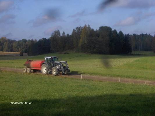 Jynkyn ajo.
Jynkyn ajon toinen kalusto:valtra n 121 ja vepin 7 kuutio
