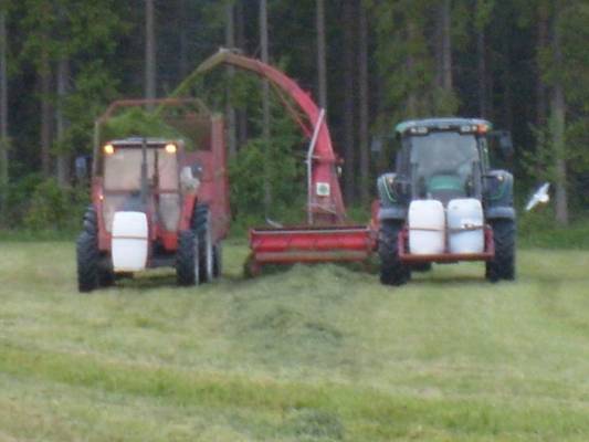 Rehun teko
valmet 705 ja kipa valtra n 121 ja jf 1050
