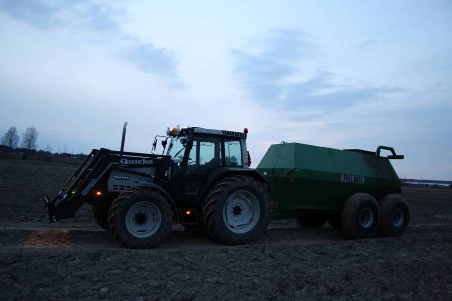 Valtra 6400 & Palmu 11m3
100m3 takana uudella kärryllä. Alliancen renkaat tekevät kärrystä kevyt vetoisen. Palmun oma lautanen susi, nykyään PM:n lautanen.Letkutäytön mahdollisuus lisätty taakse.  Akselille täytyy lisätä laakereita, jotta kestäisi pyörittää 1000 perällä.
Avainsanat: Valtra palmu liete