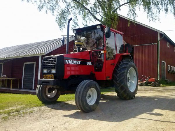 Kevään uusin hankinta sai uuden punaisen maalin. 
Valmet 605. Vm.-87. 
Uudet maalit + teipit. 
Avainsanat: Valmet 605 kevät